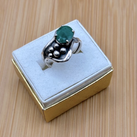 925 Sterling Silver Emerald Stone Ring - Picture 4 of 13
